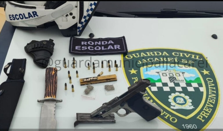 Dupla é flagrara usando maconha e com arma de fogo em Jacareí